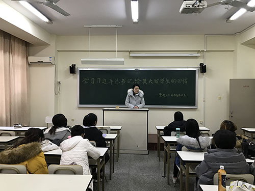 同学们认真地听高航老师的发言